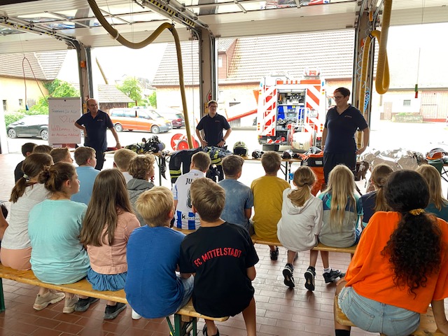 Read more about the article Besuch bei der freiwilligen Feuerwehr in Mittelstadt