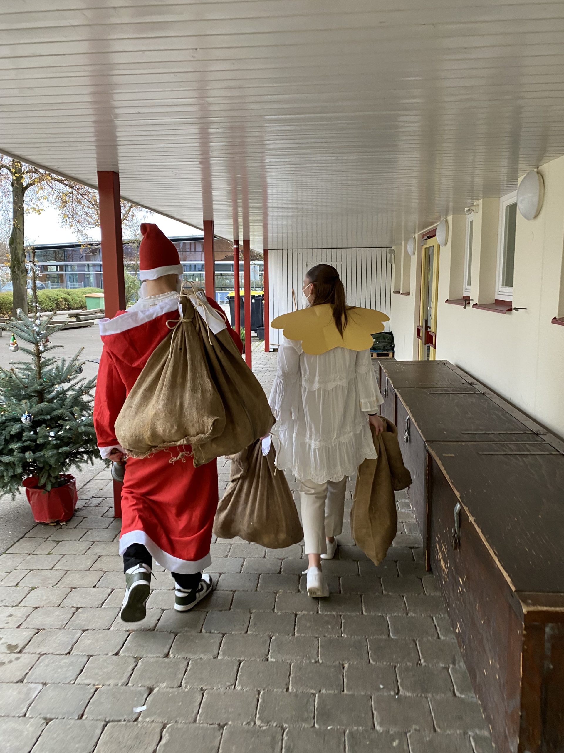 You are currently viewing Der Nikolaus mit himmlischem Begleiter in der Grundschule Mittelstadt
