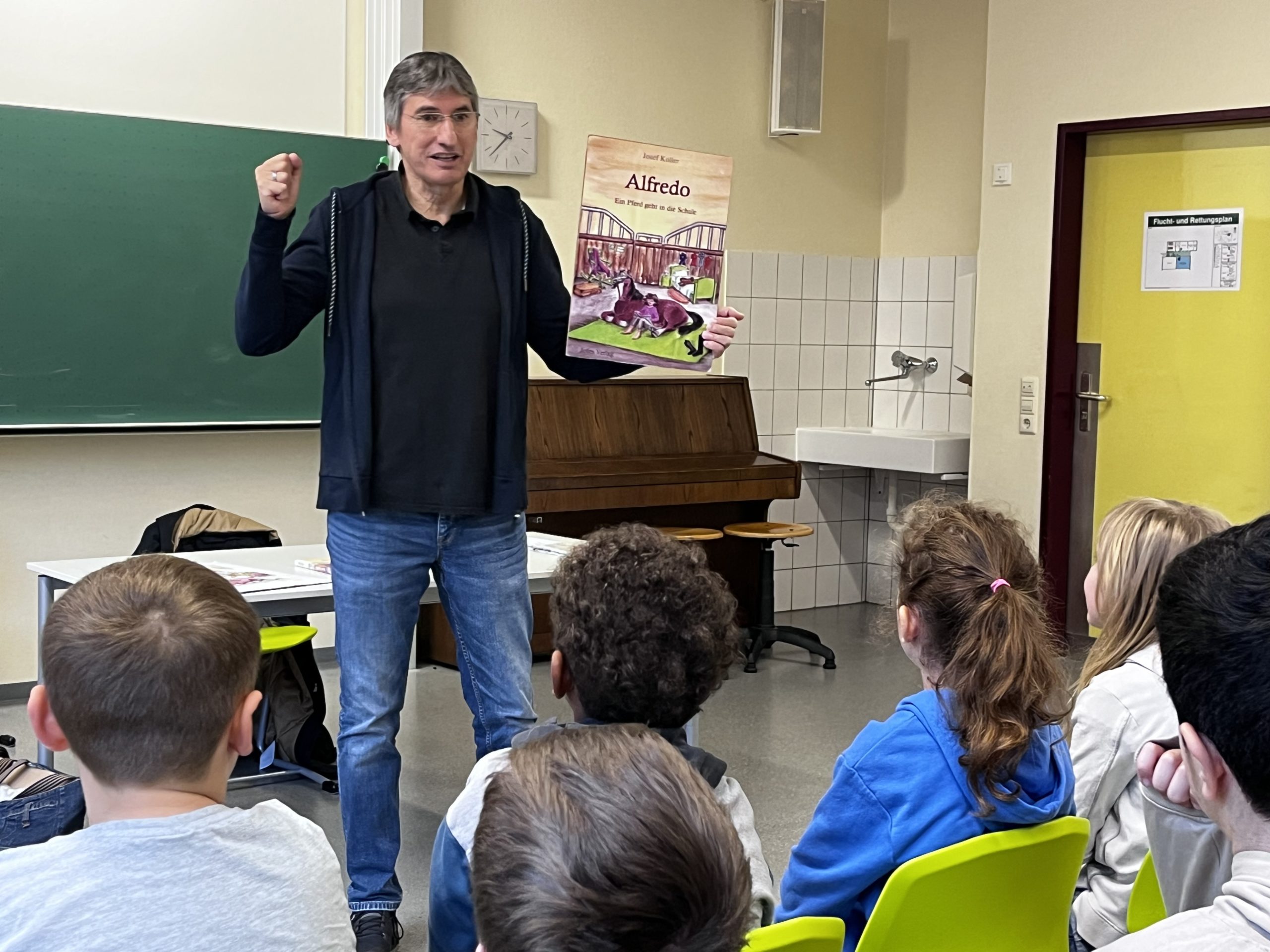 Mehr über den Artikel erfahren Autorenlesung in der Frederik-Woche