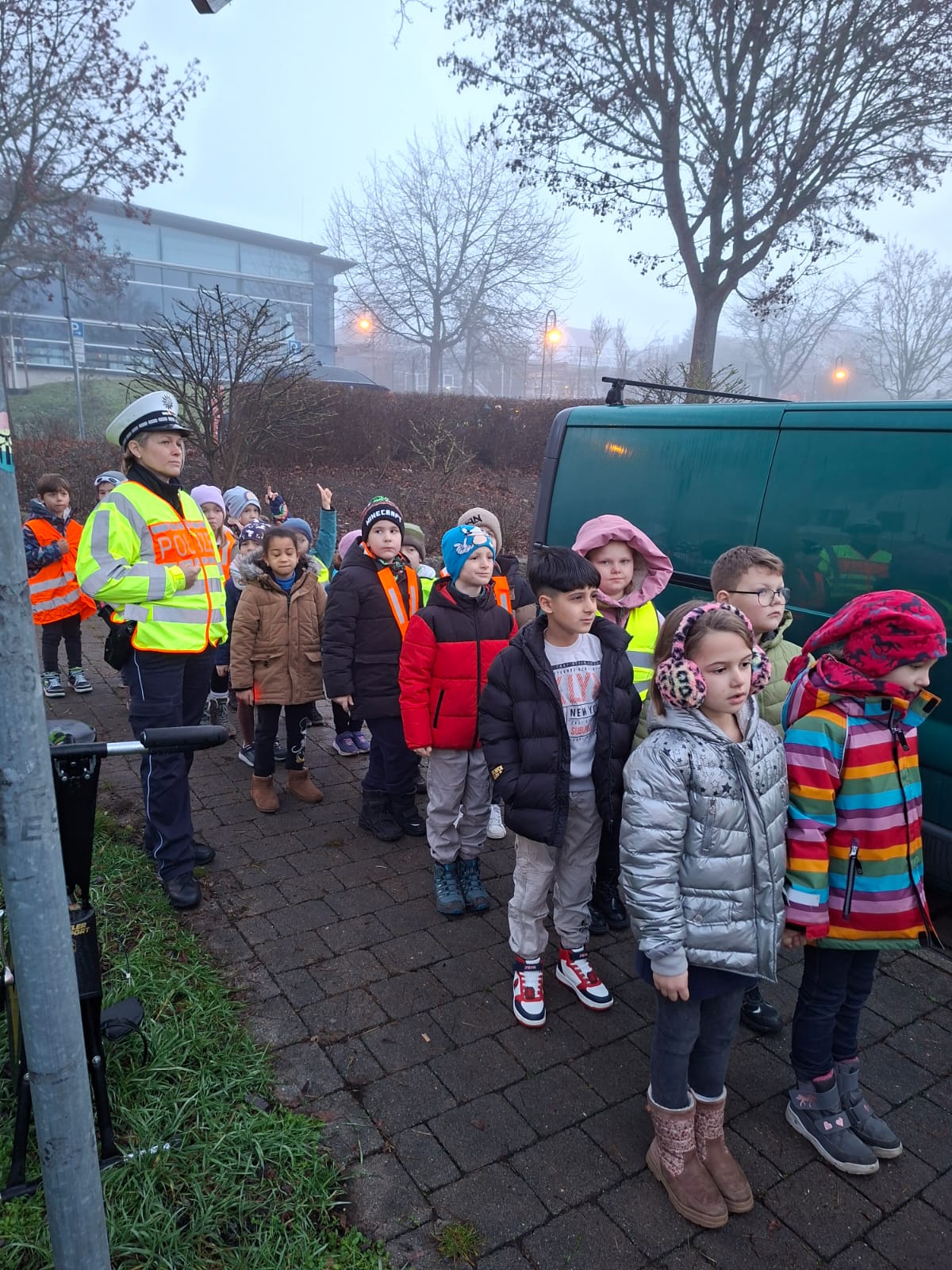 Mehr über den Artikel erfahren Verkehrserziehung mit der Polizei – Klasse 1a und 1b