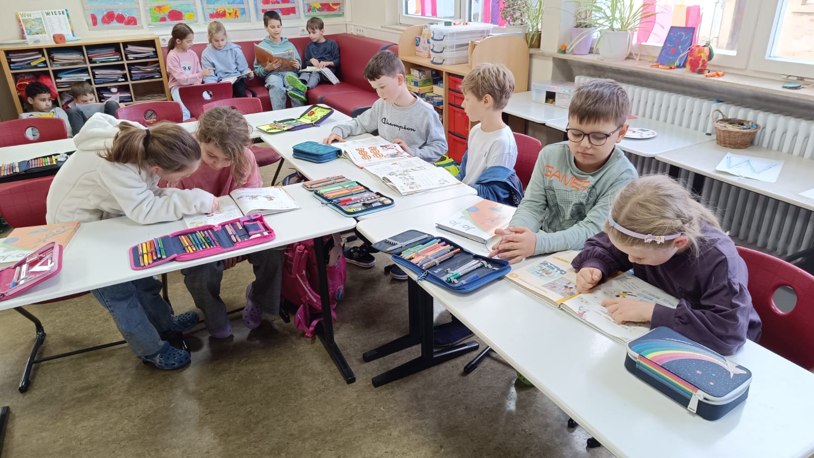 Mehr über den Artikel erfahren Lesestunde mit den Paten Klasse 1b und Klasse 3b