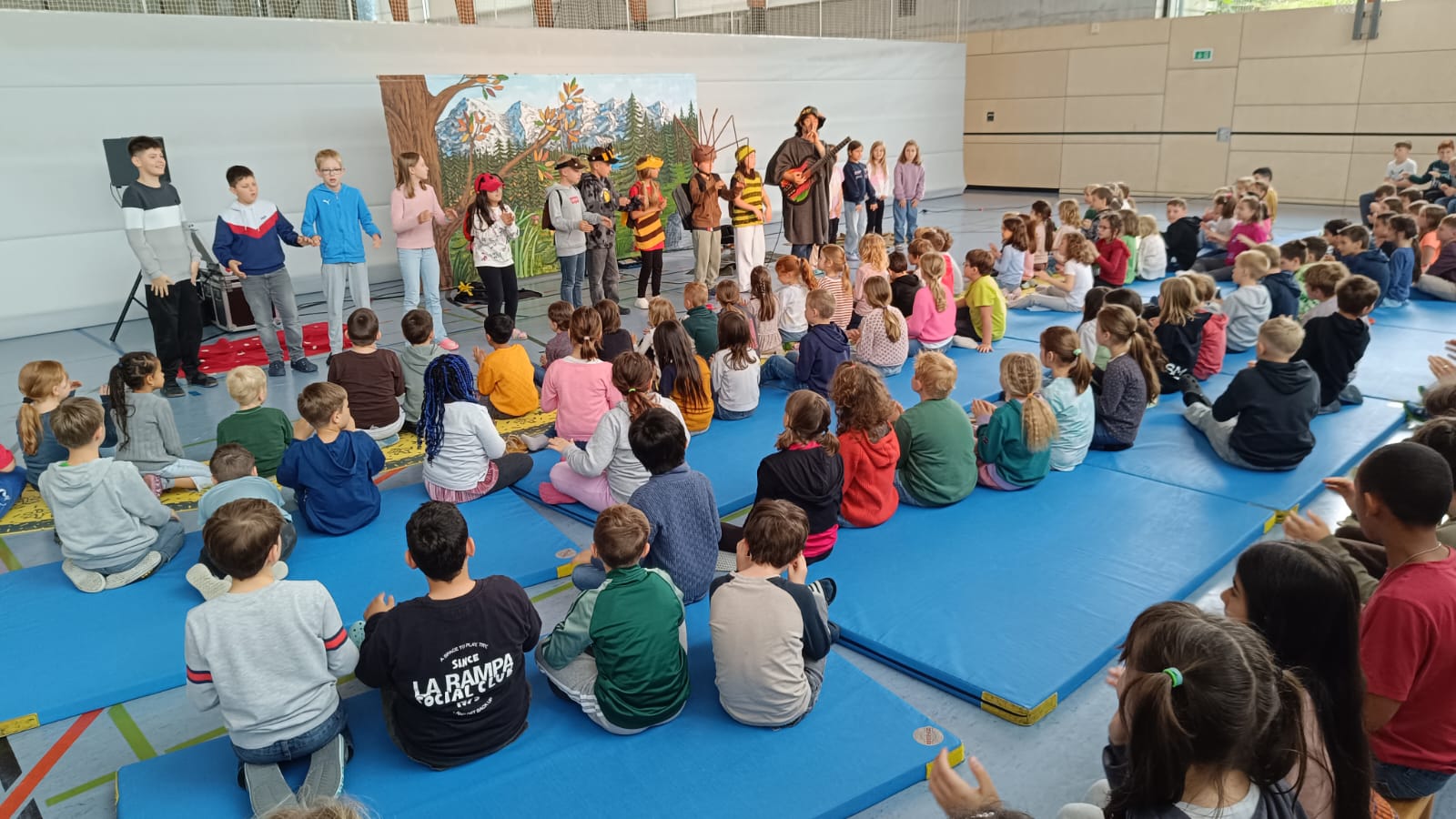Mehr über den Artikel erfahren Käfer & Co  –  Ein Theaterstück für die ganze Schule