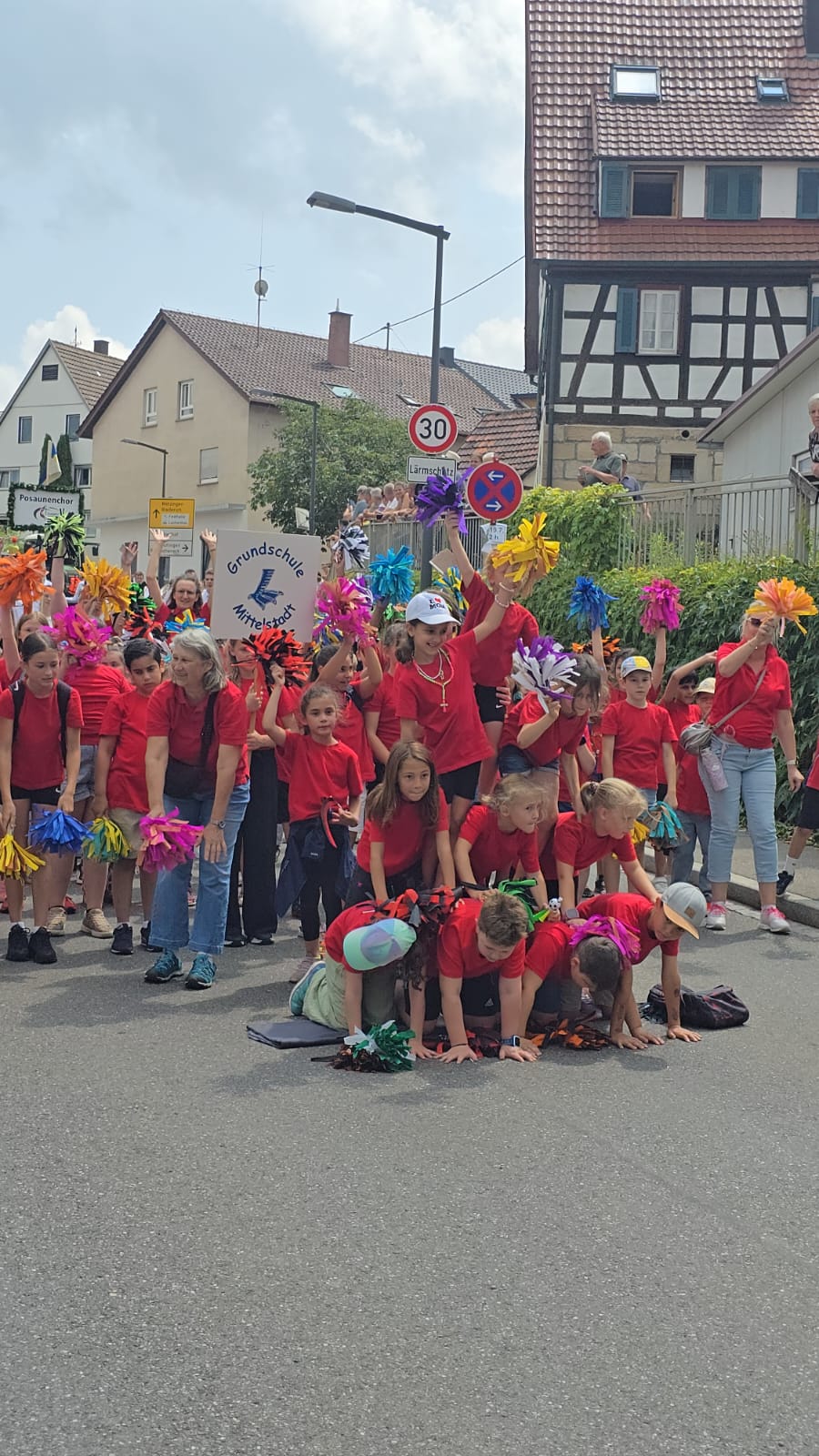 Mehr über den Artikel erfahren Wir waren Cheerleader – Teilnahme am Festumzug des FC Mittelstadt